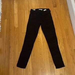 Black Levi’s pants, skinny jeans